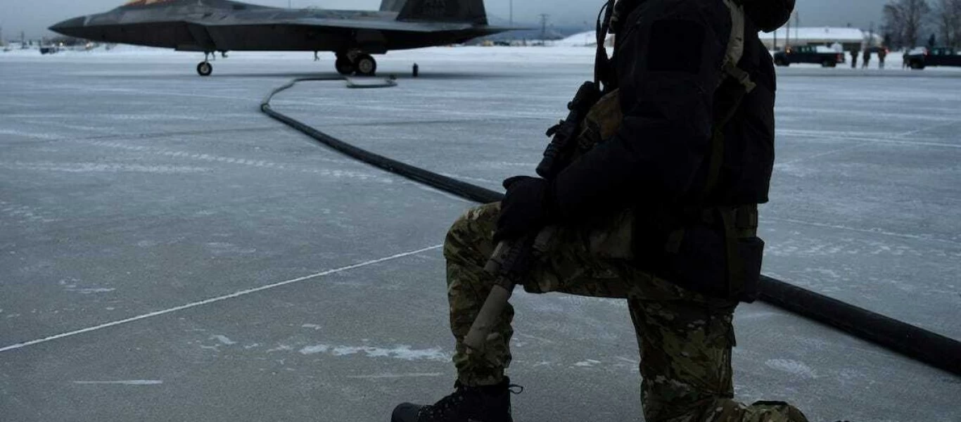 ΗΠΑ: Ανεφοδιασμός για δύο F-22 σε προκεχωρημένο αεροδρόμιο υπό πολικές συνθήκες